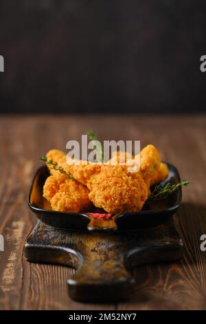 Klassisches Fast Food - frittiertes scharfes Hähnchenfleisch Stockfoto