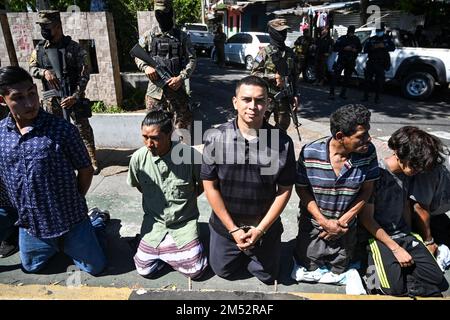 San Salvador, El Salvador. 24. Dezember 2022. Angebliche 'Barrio 18'-Bandenmitglieder werden in Handschellen gesehen.Polizei und Militär belagern im Rahmen des Ausnahmezustands der salvadorianischen Regierung die Tutunichapa-Gemeinschaft, ein historischer Punkt für den Drogenhandel in der salvadorianischen Hauptstadt. Am Heiligabend entsandte Nayib Bukele von El Salvador mehr als eintausend Truppen in der Tutunichapa-Gemeinschaft, um Bandenmitglieder zu entführen. Kredit: SOPA Images Limited/Alamy Live News Stockfoto