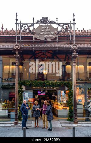 Markt von San Miguel Mercado de San Miguel Beliebter überdachter Markt in Madrid, Spanien, am 6. Dezember 2022 Stockfoto