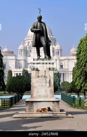 Statue von Sir Andrew Henderson Leith Fraser vor der Victoria Memorial Hall in Kalkutta West Bengal Indien. Stockfoto