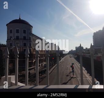 Blick von der Brücke auf die Stadtautobahn. Stockfoto