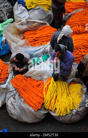 Mallick Ghat ist einer der größten Blumenmärkte in Asien. Szenen am frühen Morgen auf dem Markt in Kalkutta, Westbengalen, Indien. Stockfoto