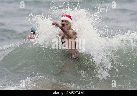 Ein Schwimmer nimmt am ersten Weihnachtsfeiertag ein Bad am Boscombe Beach in Dorset. Foto: Sonntag, 25. Dezember 2022. Stockfoto