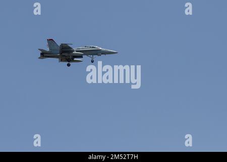 Ein McDonnell Douglas F/A-18D Hornet mit dem Marine Fighter Attack Squadron 232 (VMFA-232), bekannt als die Red Devils, fliegt in der Nähe von NAF Atsugi, Japan Stockfoto