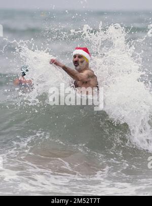 Ein Schwimmer nimmt am ersten Weihnachtsfeiertag ein Bad am Boscombe Beach in Dorset. Foto: Sonntag, 25. Dezember 2022. Stockfoto