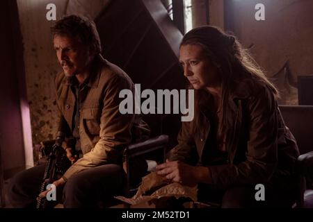ANNA TORV und PEDRO PASCAL in DEN LETZTEN USA (2023) unter der Regie VON LIZA JOHNSON, CRAIG MAZIN und NEIL DRUCKMANN. Guthaben: PlayStation Productions / Sony Pictures Television / Album Stockfoto