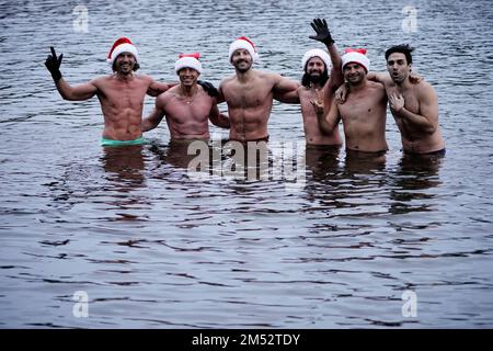 Schwimmer am frühen Morgen nehmen am ersten Weihnachtsfeiertag ein Bad im The Serpentine, vor dem jährlichen Peter-Pan-Cup-Rennen im Zentrum von London. Foto: Sonntag, 25. Dezember 2022. Stockfoto