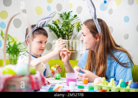 Frohe Ostern. Eine Mutter und ihr Sohn malten Ostereier Stockfoto