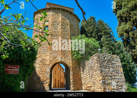 Blick auf die Straße in einer kleinen toskanischen Stadt San Quirico d'Orcia, Italien Stockfoto