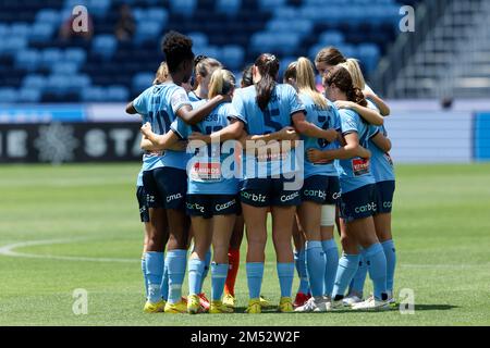 Sydney, Australien. 24. Dezember 2022. Die Spieler des Sydney FC treffen sich vor dem Spiel zwischen dem Sydney FC und den Wanderern im Allianz Stadium am 24. Dezember 2022 in Sydney, Australien. Credit: IOIO IMAGES/Alamy Live News Stockfoto