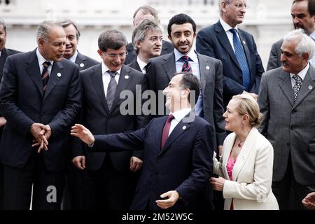 Fotorepertoire, Italien. 25. Dezember 2022. Tagung der G8 Außenminister. Gruppenfoto vor dem Regierungsgebäude in der piazza-Einheit? Von Italien. Minister Frattini scherzt mit den ausländischen Delegierten. (Triest - 2009-06-27, Giuliano Koren) ps das Foto kann in Bezug auf den Kontext verwendet werden, in dem es aufgenommen wurde, und ohne diffamierende Absichten des Dekorums der repräsentierten Personen nur redaktionelle Verwendung Kredit: Unabhängige Fotoagentur/Alamy Live News Stockfoto