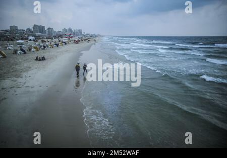 Gaza, Palästina. 24. Dezember 2022. Palästinenser, die an einem regnerischen Tag in Gaza-Stadt am Strand gesehen wurden. (Foto: Mahmoud Issa/SOPA Images/Sipa USA) Guthaben: SIPA USA/Alamy Live News Stockfoto