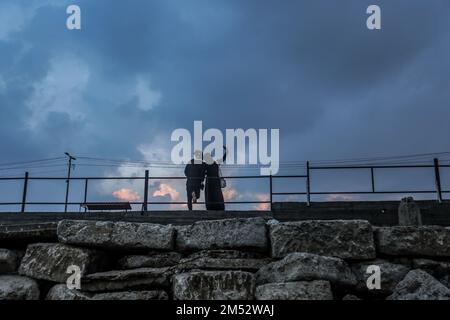 Gaza, Palästina. 24. Dezember 2022. Palästinenser machen Selfies am Strand an einem regnerischen Tag in Gaza City. (Foto: Mahmoud Issa/SOPA Images/Sipa USA) Guthaben: SIPA USA/Alamy Live News Stockfoto