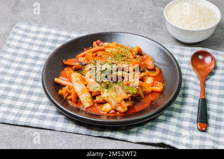 Koreanisches Essen gebratener Tintenfisch, Ojingeobokkeum : Tintenfisch mit Zwiebeln, Karotten und Kohl in einer würzigen Mischung aus Gochujang und rotem Chilipulver gebraten Stockfoto