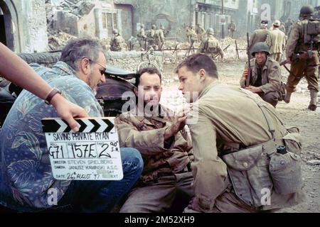 TOM HANKS, STEVEN SPIELBERG, EDWARD BURNS UND MATT DAMON BEI DER RETTUNG DES PRIVATEN RYAN (1998), REGIE STEVEN SPIELBERG. Kredit: DREAMWORKS / Album Stockfoto