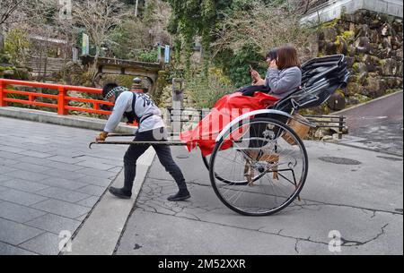 Jinrikisha ist eine japanische Rikscha, ein traditioneller Transport auf der Insel Miyajima, Itsukushima, Präfektur Hiroshima, Japan. Stockfoto