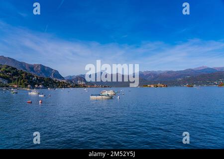 Kleine Holzboote am Lago Maggiore in Stresa, Landschaften über dem See im Hintergrund der alpen Stockfoto