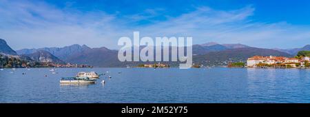 Kleine Holzboote am Lago Maggiore in Stresa, Landschaften über dem See im Hintergrund der alpen Stockfoto