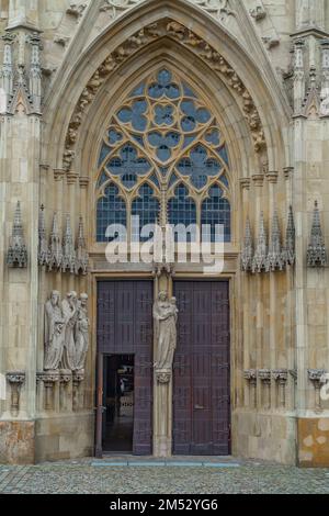 Münster, Deutschland - September 13,2022: Die Altstadt Münster mit Eingang zur Liebfrauenkirche Ueberwasserkirche - Kirche unserer lieben Dame Stockfoto
