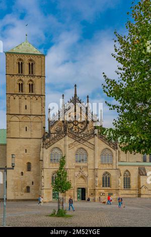Münster - September 13,2022: Altstadt und Fußgängerzone Münster mit Dom Stockfoto