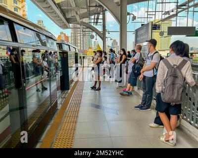 Bangkok, Thailand, Menschenmenge, auf der Plattform warten, mit dem Skytrain fahren, U-Bahn Stockfoto