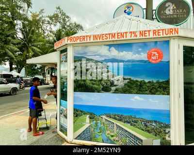 Khathu, Phuket, Thailand, Detail, Immobilienbüro mit Ankündigungen von Immobilien im Fenster „Shop“ Stockfoto