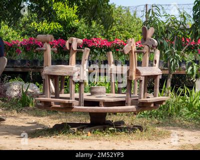 Altes Karussell aus Holz Stockfoto