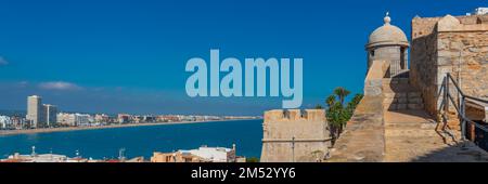 PENISCOLA, SPANIEN - OKTOBER 15,2022: Blick vom castel über die Küste von Peniscola an der Costa del Azahar in Castellon, Stockfoto