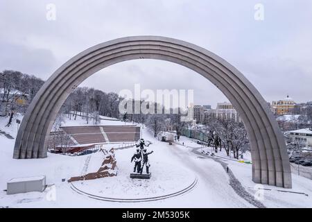 Winterlandschaft. Der Völkerfreundschaftsbogen in Kiew, Ukraine. Stockfoto