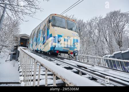 Kiew-Seilbahn. Seilbahn auf dem Hügel. Kiew, Ukraine im Winter. Öffentliche Verkehrsmittel. Blick auf den Fluss Dnipro. Stockfoto