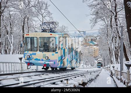 Kiew-Seilbahn. Seilbahn auf dem Hügel. Kiew, Ukraine im Winter. Öffentliche Verkehrsmittel. Blick auf den Fluss Dnipro. Stockfoto