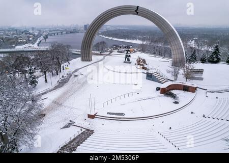 Winterlandschaft. Der Völkerfreundschaftsbogen in Kiew, Ukraine. Stockfoto