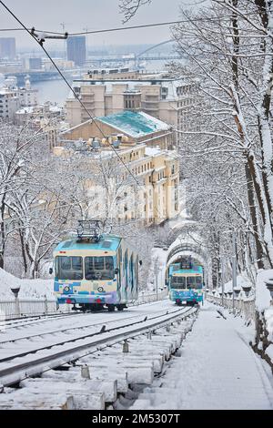 Kiew-Seilbahn. Seilbahn auf dem Hügel. Kiew, Ukraine im Winter. Öffentliche Verkehrsmittel. Blick auf den Fluss Dnipro. Stockfoto