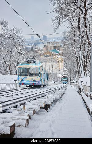 Kiew-Seilbahn. Seilbahn auf dem Hügel. Kiew, Ukraine im Winter. Öffentliche Verkehrsmittel. Blick auf den Fluss Dnipro. Stockfoto