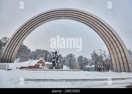 Winterlandschaft. Der Völkerfreundschaftsbogen in Kiew, Ukraine. Stockfoto