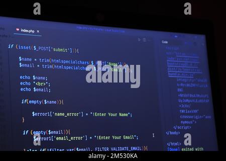 Einfacher Website-HTML-Code mit bunten Tags in der Browseransicht auf dunklem Hintergrund. Programmiercode für Softwareentwickler. Stockfoto