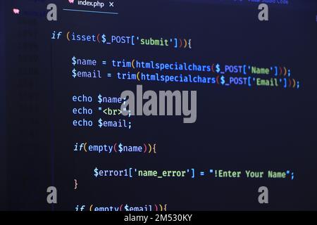 AngularJS als Redakteur für Website-Entwicklung. Skripttext wird auf dem Bildschirm codiert. Stockfoto