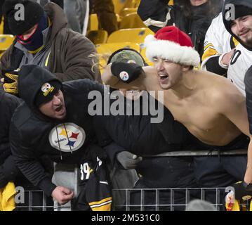 Die Fans der Pittsburgh Steelers trotzen den Figid-Gemütern, die am Samstag, den 24. Dezember 2022 in Pittsburgh den Sieg der Steelers gegen die Las Vegas Raiders im Acrisure Stadium feiern. Die the13-10-Jährigen gewinnen. Foto: Archie Carpenter/UPI Stockfoto