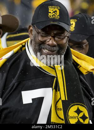 Pittsburgh, Usa. 24. Dezember 2022. Pittsburgh Steelers Hall of Famer Mean Joe Green nimmt an der Zeremonie Teil, bei der Franco Harris' Nummer 32 in der Halbzeit des Spiels gegen die Las Vegas Raiders im Acrisure Stadium am Samstag, den 24. Dezember 2022 in Pittsburgh in Rente geht. Foto: Archie Carpenter/UPI Credit: UPI/Alamy Live News Stockfoto