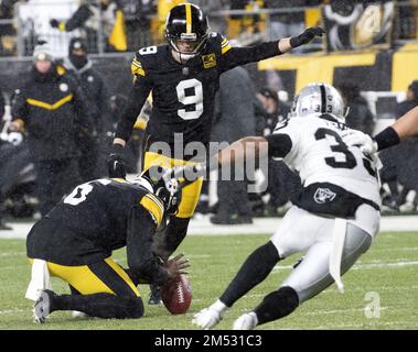 Pittsburgh, Usa. 24. Dezember 2022. Pittsburgh Steelers Place Kicker Chris Boswell (9) verfehlt das erste von zwei Feldtoren, aber die Steelers gewinnen die Las Vegas Raiders 13-10 am Samstag, den 24. Dezember 2022 in Pittsburgh im Acrisure Stadium. Foto: Archie Carpenter/UPI Credit: UPI/Alamy Live News Stockfoto