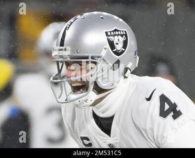 Pittsburgh, Usa. 24. Dezember 2022. Der Quarterback der Las Vegas Raiders Derek Carr (4) signalisiert im ersten Quartal im Acrisure Stadium am Samstag, den 24. Dezember 2022 in Pittsburgh gegen die Pittsburgh Steelers. Foto: Archie Carpenter/UPI Credit: UPI/Alamy Live News Stockfoto