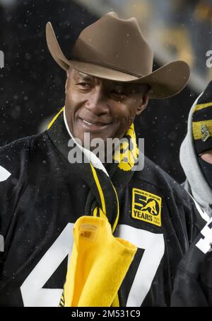 Pittsburgh, Usa. 24. Dezember 2022. Der Star Mel Blount aus der Pittsburgh Steelers Hall of Fame nimmt an der Zeremonie Teil, bei der Franco Harris Nummer 32 während der Halbzeit des Spiels gegen die Las Vegas Raiders im Acrisure Stadium am Samstag, den 24. Dezember 2022 in Pittsburgh in Rente geht. Foto: Archie Carpenter/UPI Credit: UPI/Alamy Live News Stockfoto