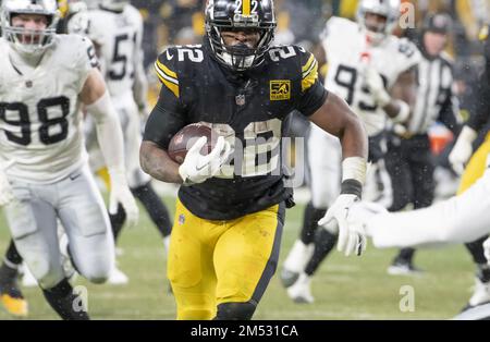 Pittsburgh, Usa. 24. Dezember 2022. Pittsburgh Steelers Running Back Najee Harris (22) läuft in der zweiten Hälfte des 13-10. Halbjahres gegen die Las Vegas Raiders im Acrisure Stadium am Samstag, den 24. Dezember 2022 in Pittsburgh um die Seitenlinie. Foto: Archie Carpenter/UPI Credit: UPI/Alamy Live News Stockfoto