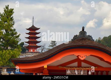Die fünfstöckige Pagode und der Itsukushima-jinja-Schrein auf der Insel Miyajima, der Stadt Hatsukaichi, der Präfektur Hiroshima, Japan. Stockfoto