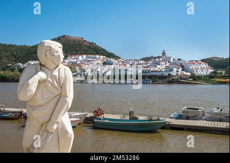 Statue entlang des Flusses Guadiana, Alcoutim, Algarve, Portugal Stockfoto