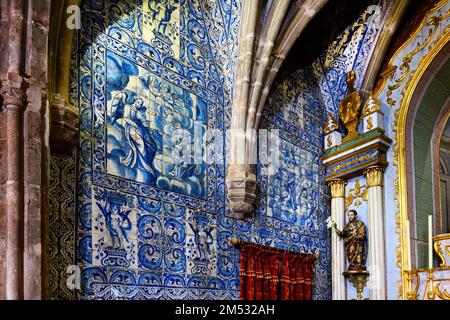 Bemalte Kacheln bedeckte Wände, Hauptchor und Kapelle, Maria Himmelfahrt Kirche, Alte, Loule, Algarve, Portugal Stockfoto