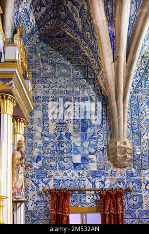 Bemalte Kacheln bedeckte Wände, Hauptchor und Kapelle, Maria Himmelfahrt Kirche, Alte, Loule, Algarve, Portugal Stockfoto