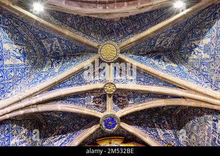 Bemalte Fliesen, die die Decke der Hauptkapelle, die Kirche Maria Himmelfahrt, Alte, Loule, Algarve, Portugal bedecken Stockfoto