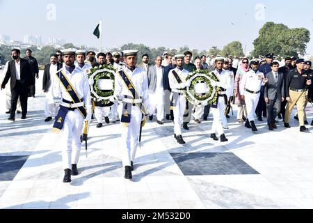 Karatschi, Pakistan. 25. Dezember 2022. (221225) -- KARATSCHI, 25. Dezember 2022 (Xinhua) -- Foto veröffentlicht von der Informationsabteilung von Sindh zeigt Kadetten, die am 25. Dezember 2022 im Mausoleum des Gründers von Pakistan Muhammad Ali Jinnah während einer Zeremonie in der südpakistanischen Hafenstadt Karatschi marschieren. Pakistan feierte am Sonntag den 146. Geburtstag von Jinnah. (Informationsabteilung von Sindh/Handout über Xinhua) Kredit: Xinhua/Alamy Live News Stockfoto