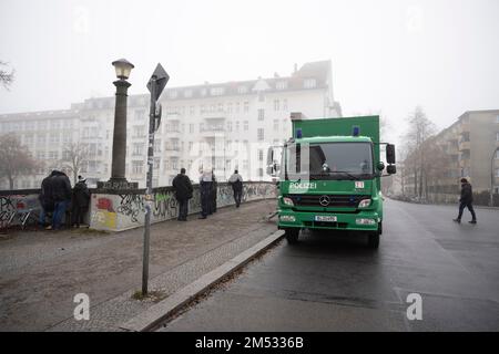 Berlin, Deutschland. 25. Dezember 2022. Einsatzkräfte beobachten eine Durchsuchung im Landwehrkanal. Die Suche nach Beweisen im Fall des spektakulären Juwelendiebstahls aus dem Grünen Gewölbe in Dresden geht an Weihnachten weiter. Nach Angaben der Dresdner Polizei suchen seit den Morgenstunden am Sonntag rund 20 Polizeitaucher aus verschiedenen Bundesländern im Landwehrkanal am Kiehlufer im Bezirk Neukölln nach Beweisstücken. Kredit: Christophe Gateau/dpa/Alamy Live News Stockfoto